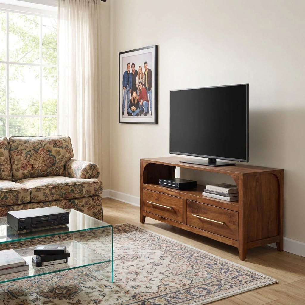 TV-Lowboard mit Bogen aus Massivholz, präsentiert in einem zeitgenössischen Wohnzimmer