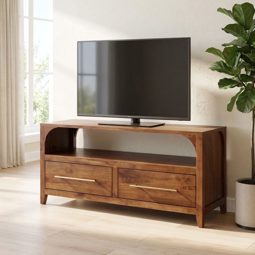 Moderne Medienkonsole aus Massivholz mit zwei Schubladen, gestylt in einem minimalistischen Unterhaltungsbereich