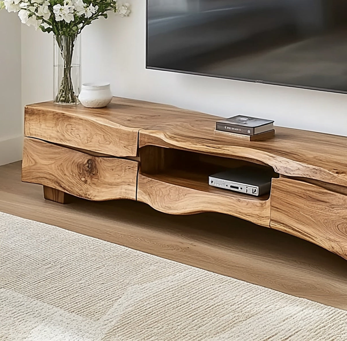 Organischer TV-Schrank aus Massivholz mit natürlichen Baumkanten-Details und funktionalem Stauraum