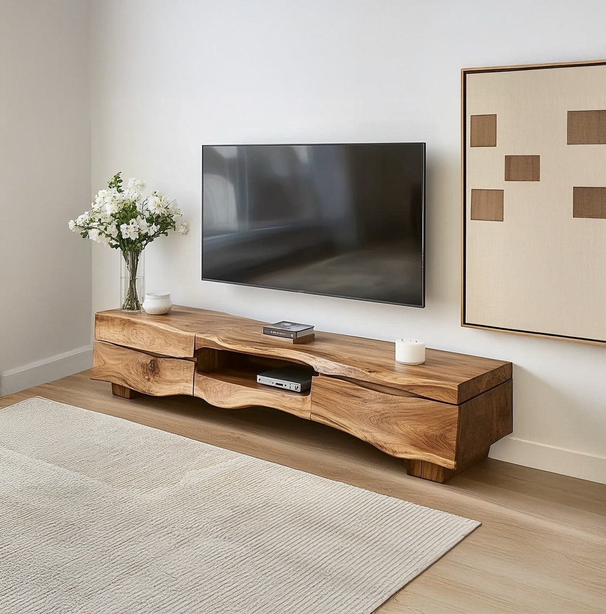 Rustikale Baumkanten-TV-Konsole aus Massivholz mit Stauraum in einem modernen Wohnzimmer