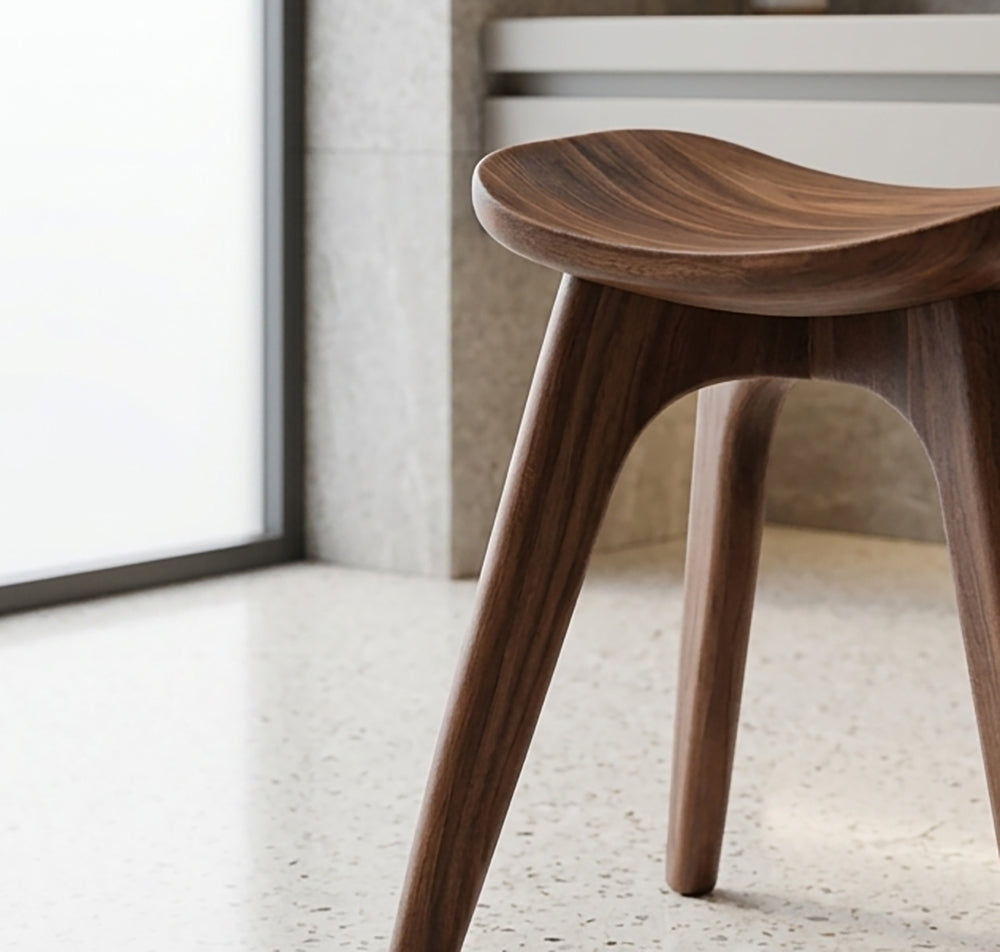 Duschhocker aus Massivholz im organischen skulpturalen Design für moderne Badezimmer