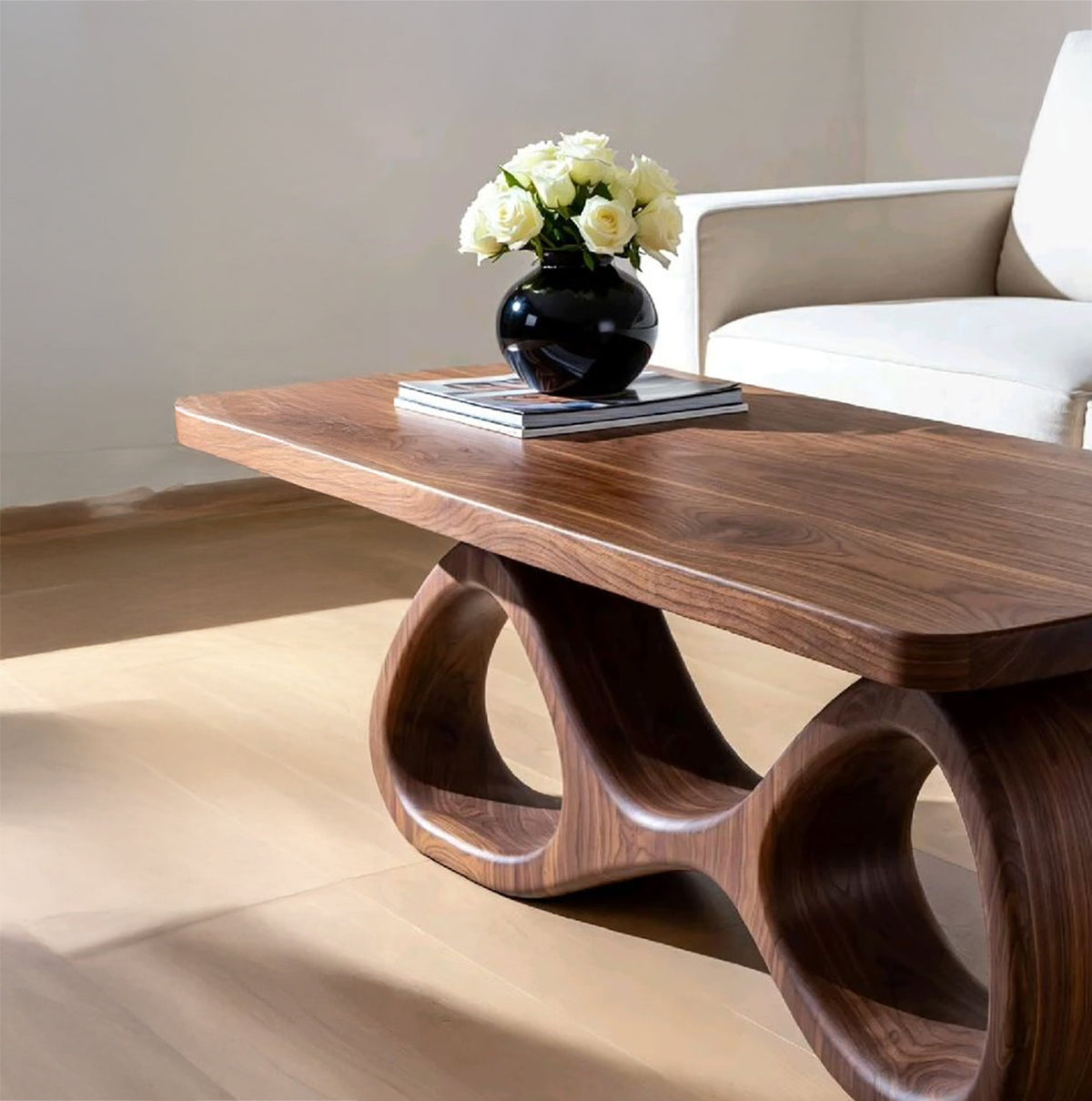 Handgefertigter Couchtisch aus Massivholz mit geschwungenem abstraktem Fuß – Mid-Century-Modern-Wohnzimmermöbel
