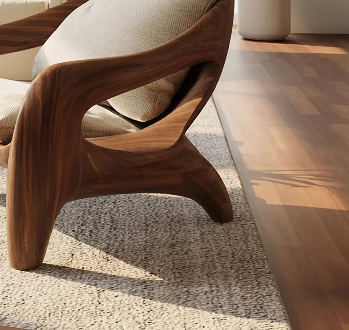 Skulpturaler Akzentsessel aus Holz als Sitzmöbel für Wohn- oder Schlafzimmer