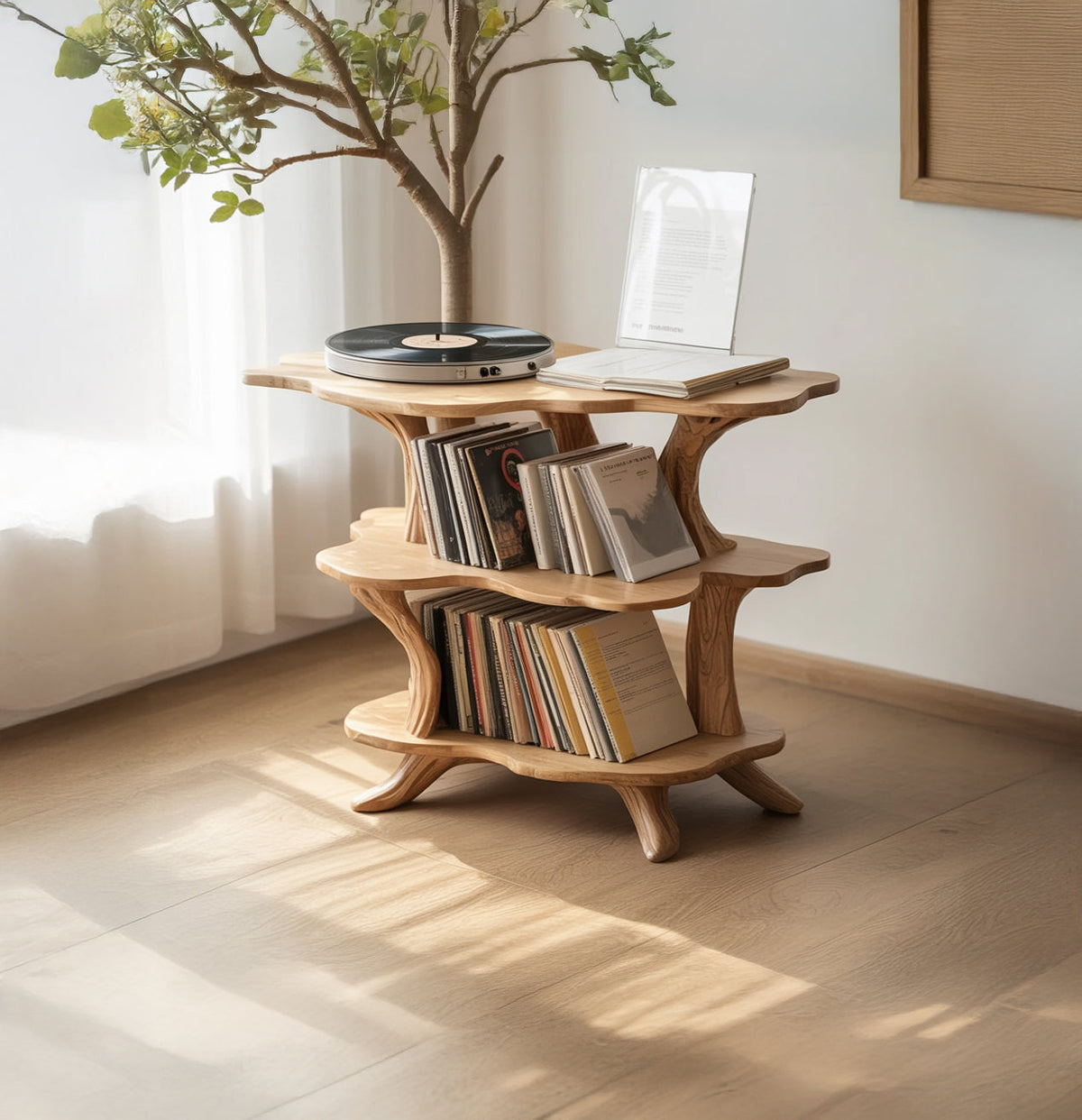 Organischer Plattenschrank aus Massivholz mit Plattenspieler und Vinyl-Schallplattensammlung