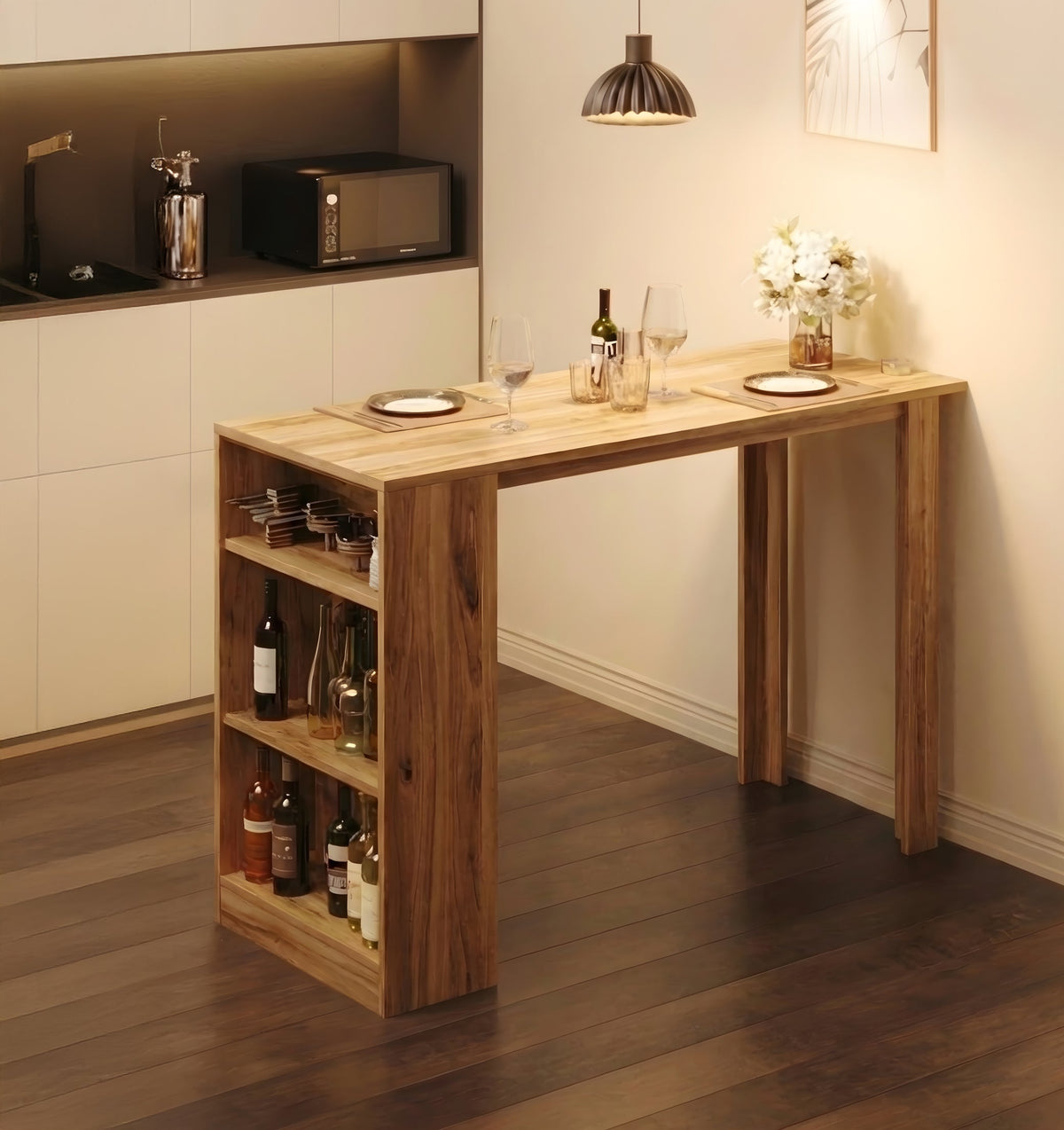 Bartisch-Regal aus Naturholz, gefüllt mit Weinflaschen unter warmen Ambiente-Hängeleuchten