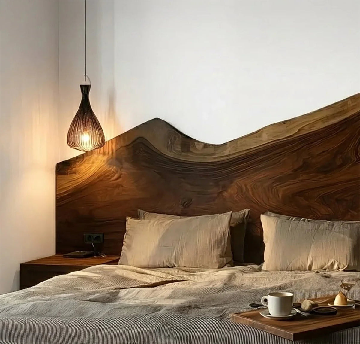 Kopfteil aus Massivholz mit natürlicher Baumkante fürs Schlafzimmer