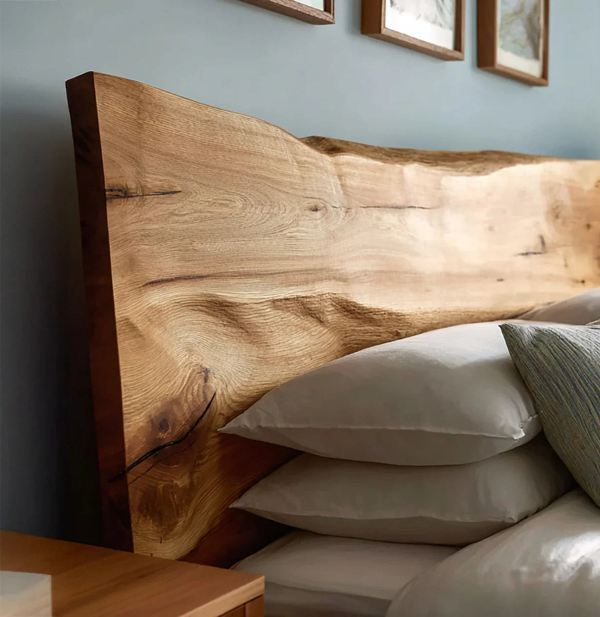 Kopfteil aus Massivholz im natürlichen Baumkanten-Design