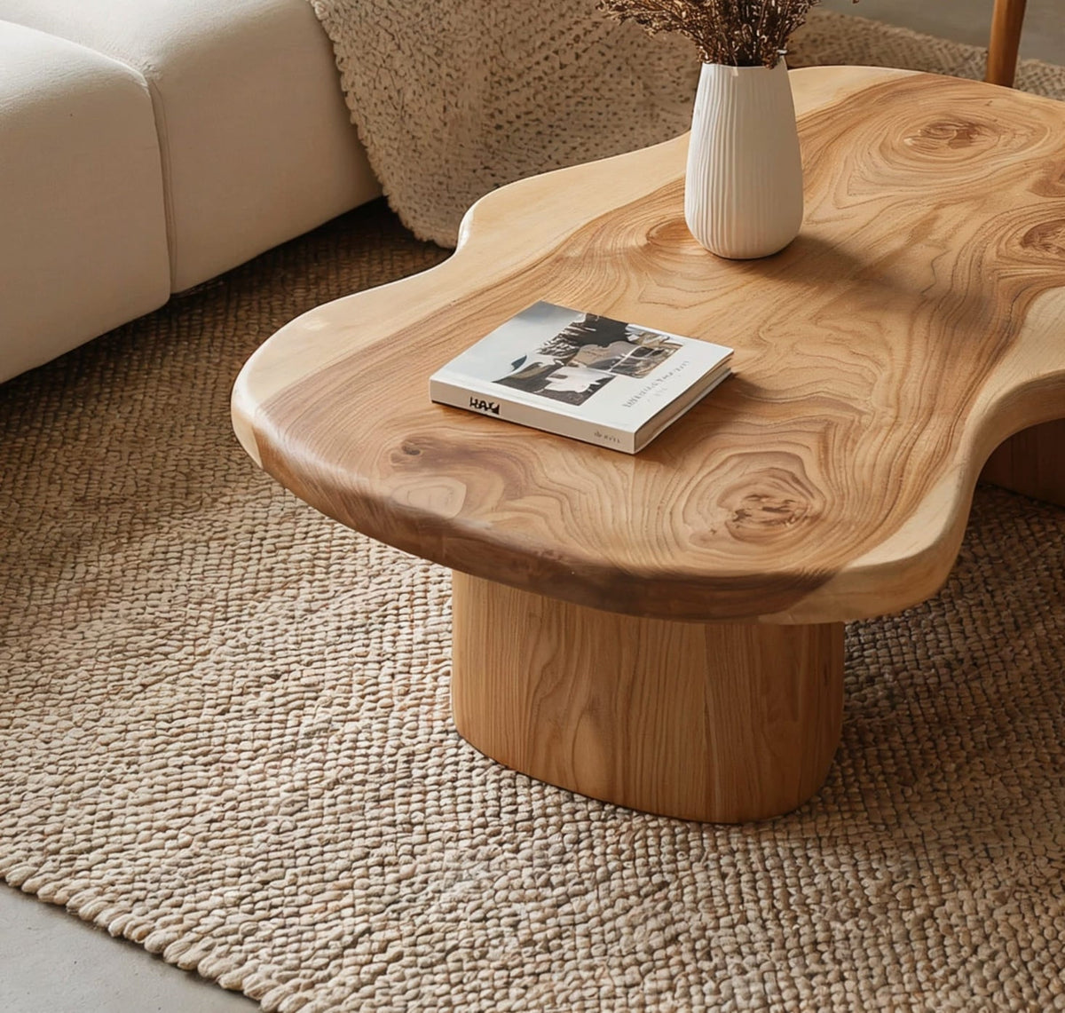 Organisch-moderner Baumkanten-Couchtisch mit unregelmäßiger Massivholz-Silhouette