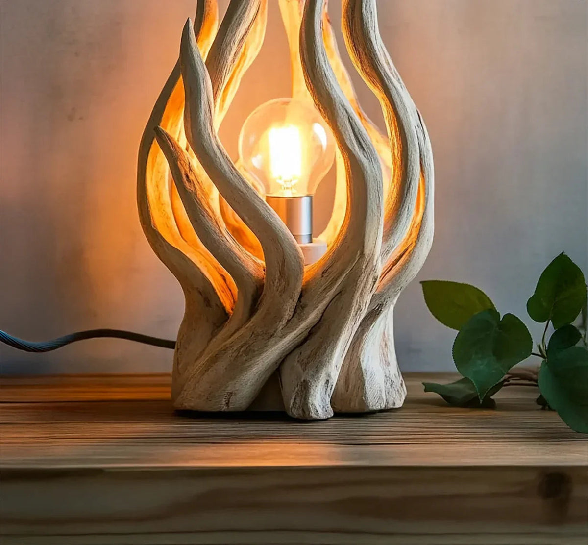 Tischlampe in Holz-Astform als Schreibtisch- oder Nachttischbeleuchtung