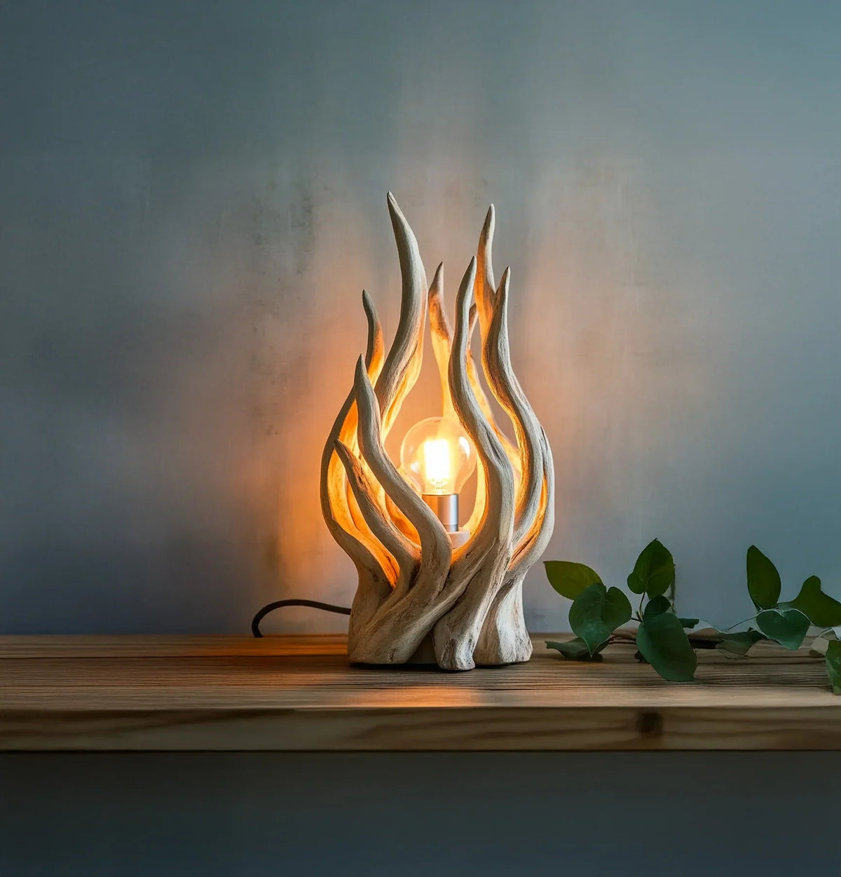 Lampe aus recyceltem Holz im natürlichen Astdesign