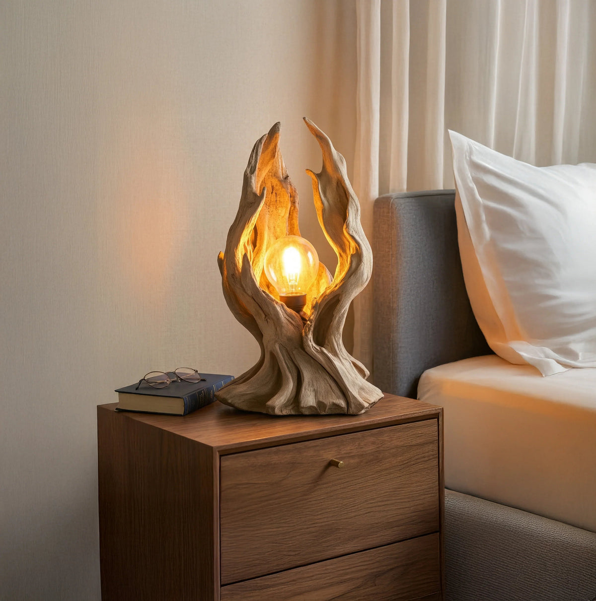 Rustikale Lampe aus recyceltem Holz im Astdesign