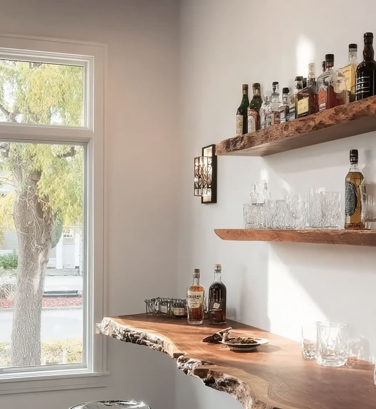 Handgemachtes Wandregal aus Massivholz für Whisky und Gläser