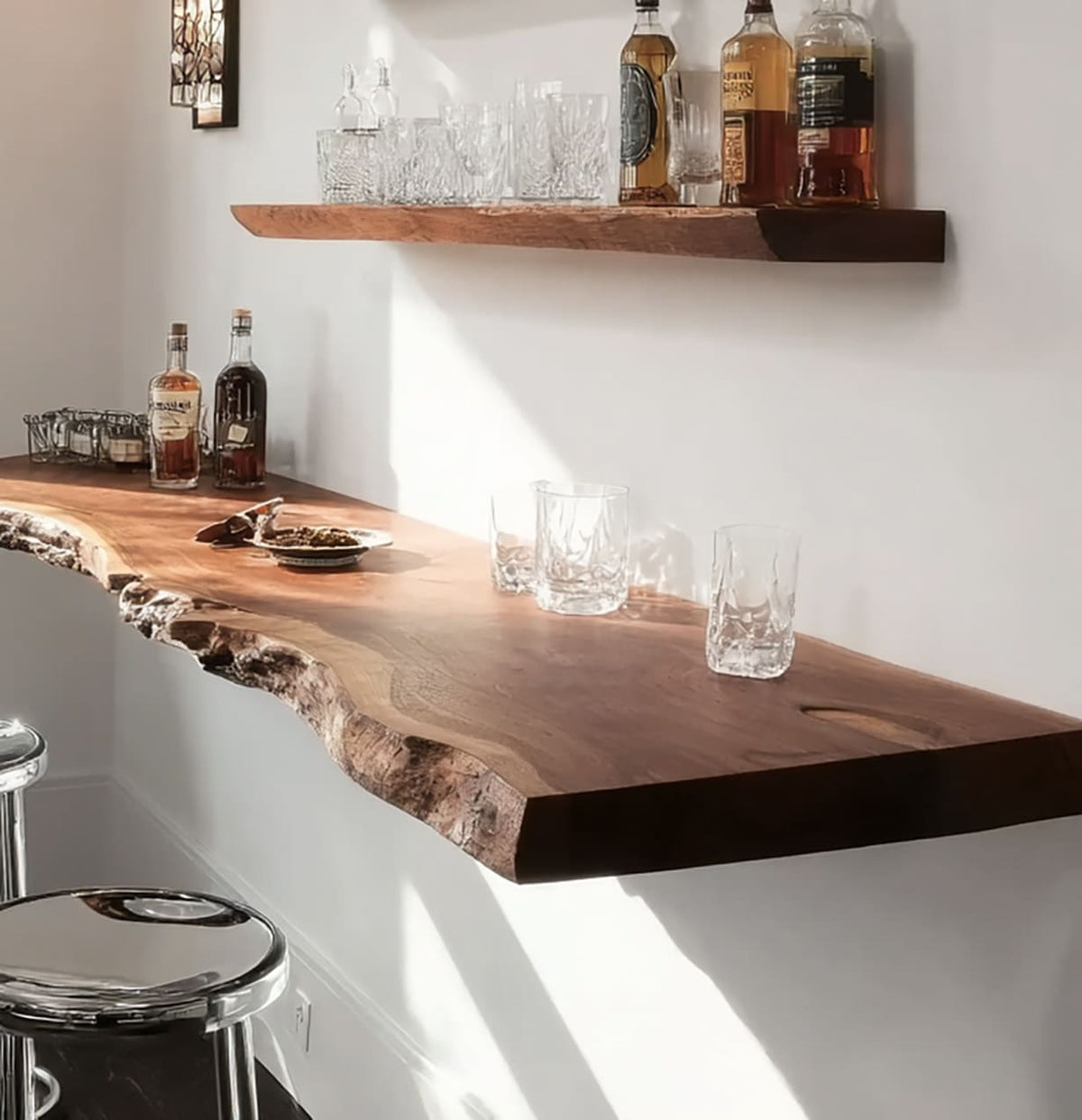 Modernes schwebendes Whiskyregal im Baumkanten-Design