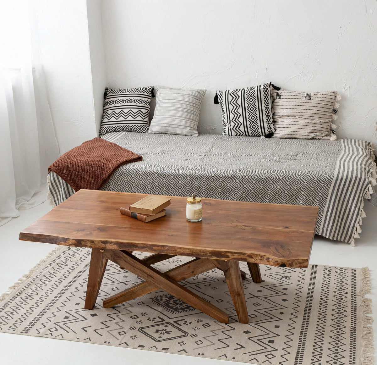 Baumkanten-Couchtisch aus hochwertigem Massivholz im X-Fuß-Design