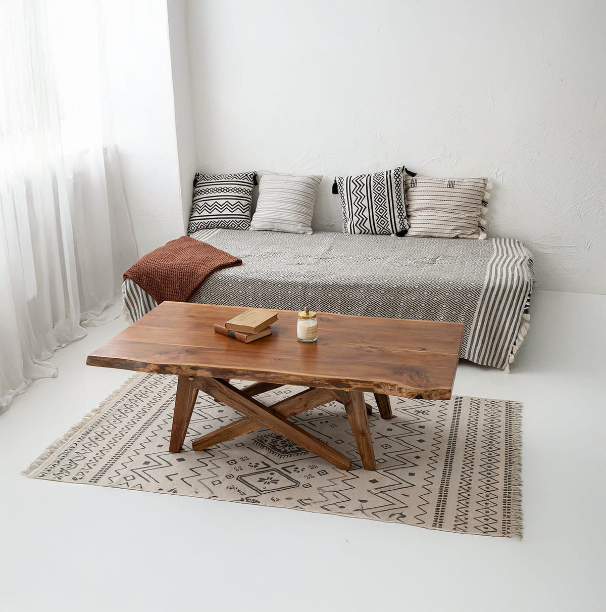 Handgefertigter Couchtisch aus Massivholz mit X-Fuß, präsentiert in einem zeitgenössischen Wohnzimmer