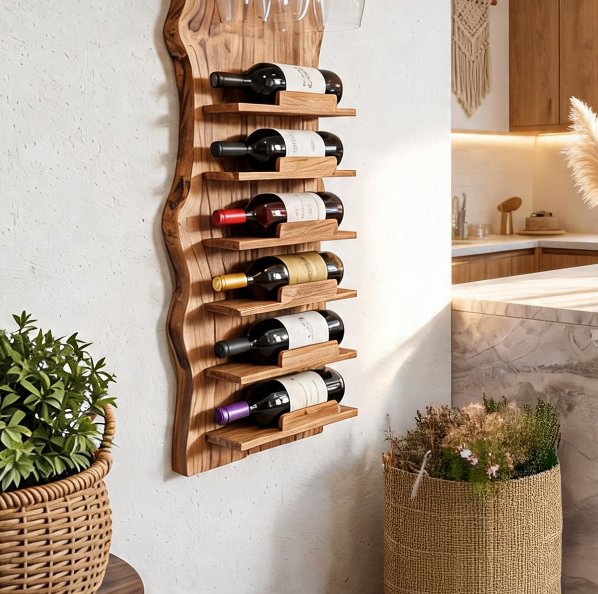 Natürliches Baumkanten-Weinregal mit Glashalter