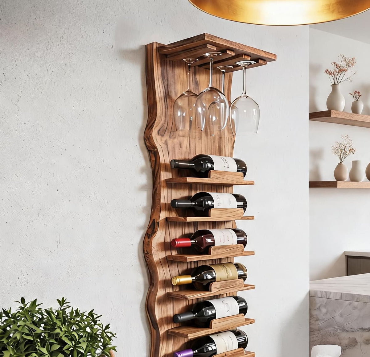 Wandmontiertes Holz-Weinregal mit vertikaler Flaschenlagerung