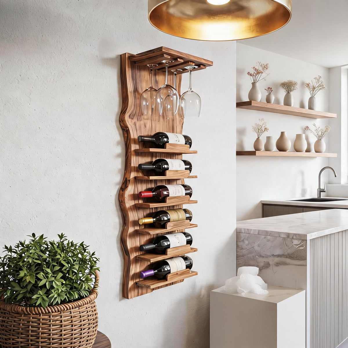 Rustikales Baumkanten-Weinregal aus Massivholz in einem modernen Esszimmer