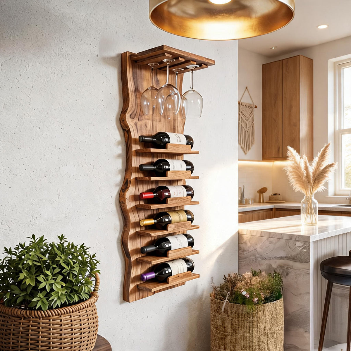 Natürliches wandmontiertes Holz-Weinregal in einer zeitgenössischen Küche