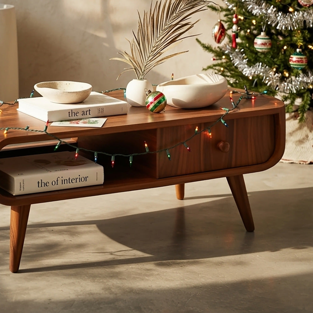 Eleganter Couchtisch aus Massivholz als Feiertagsdekor
