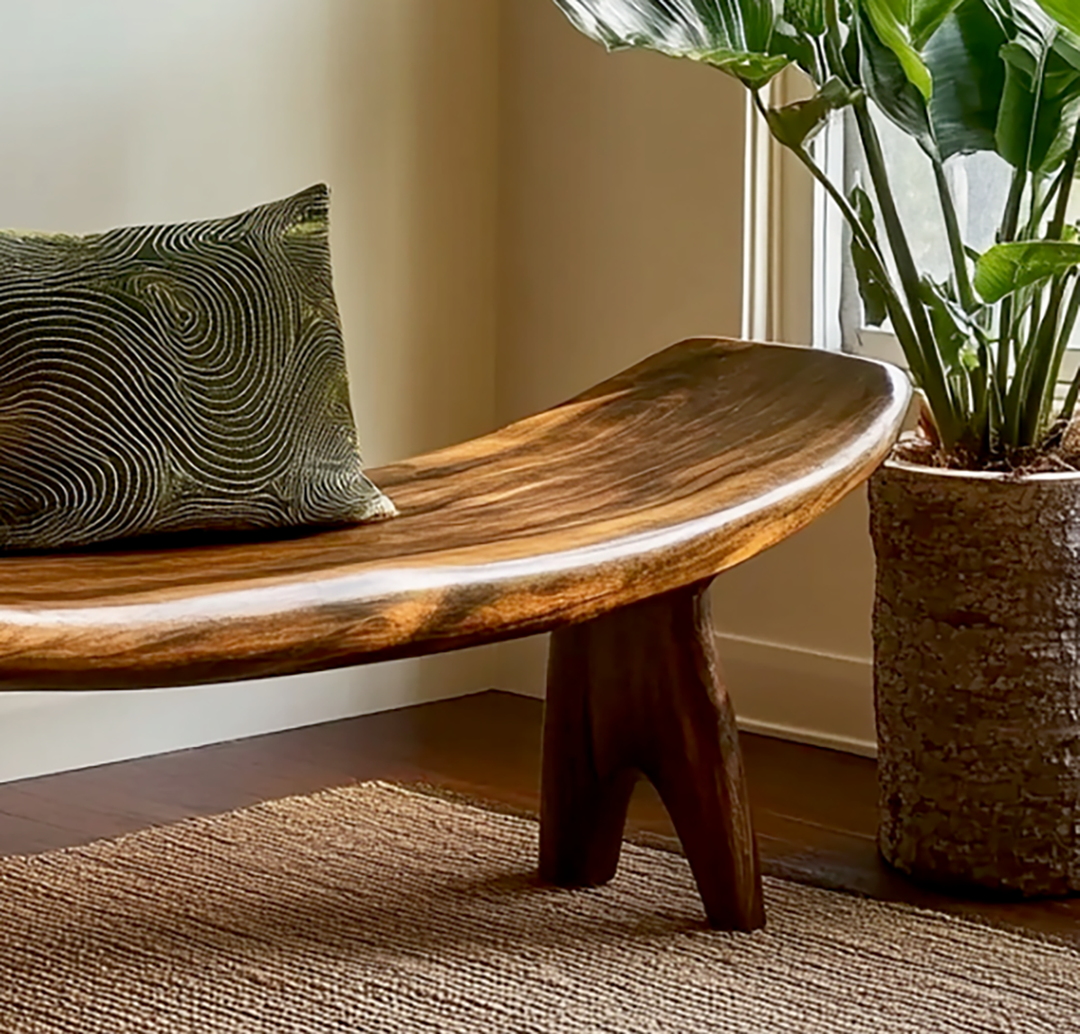 Minimalistische Holzbank als Sitzmöbel für Schlafzimmer oder Eingangsbereich