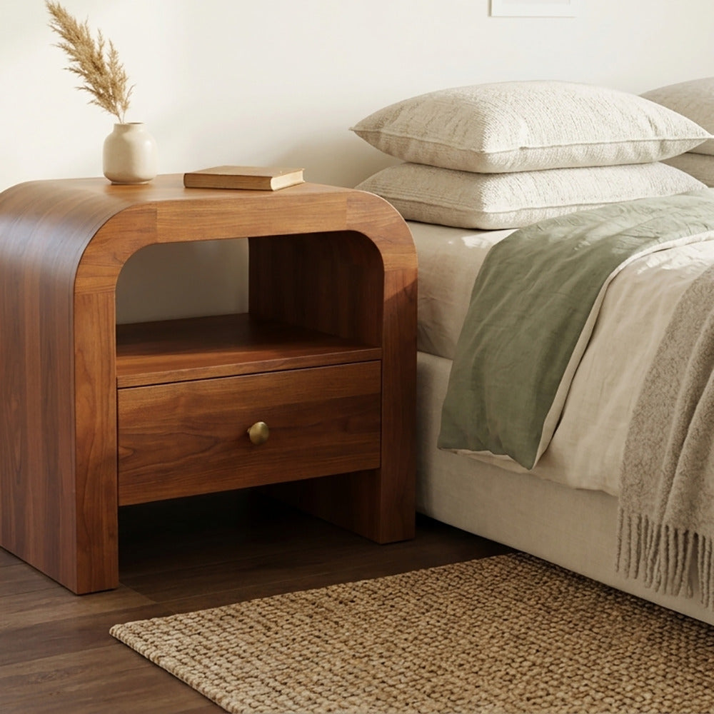Minimalistischer Holz-Nachttisch mit Stauraum in einem gemütlichen Schlafzimmer