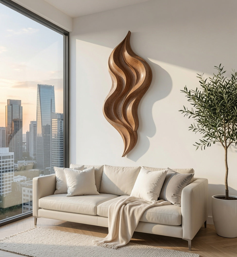 Modernes fließendes Wanddekor-Paneel aus Massivholz in einem zeitgenössischen Wohnzimmer