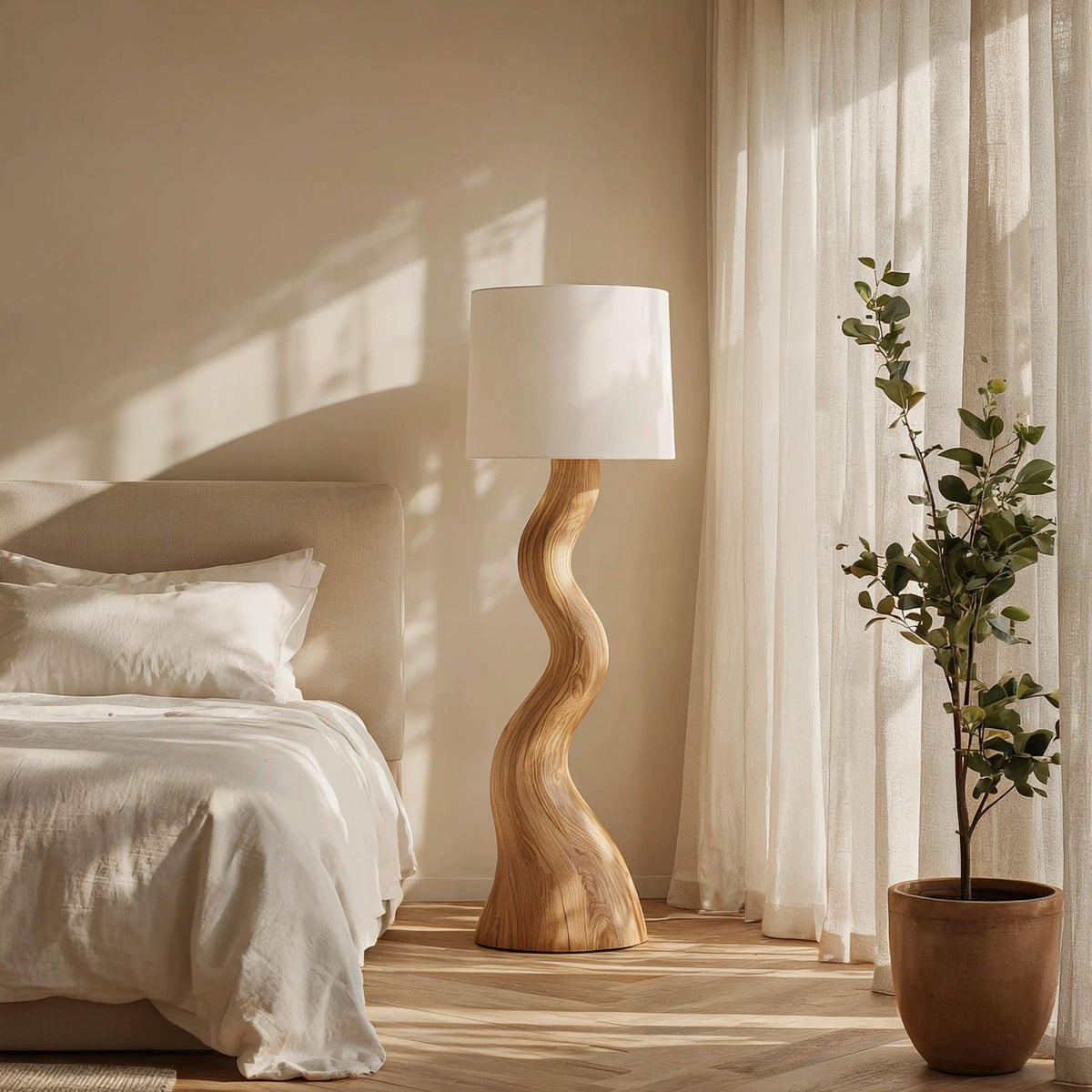 Handgefertigte Holz-Stehlampe für warmes Ambientelicht im Schlafzimmer