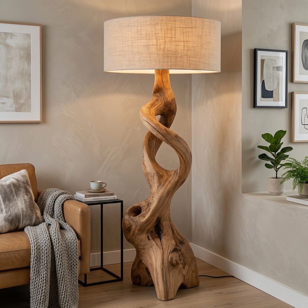Handgefertigte Holz-Stehlampe, die einen minimalistischen Wohnbereich aufwertet
