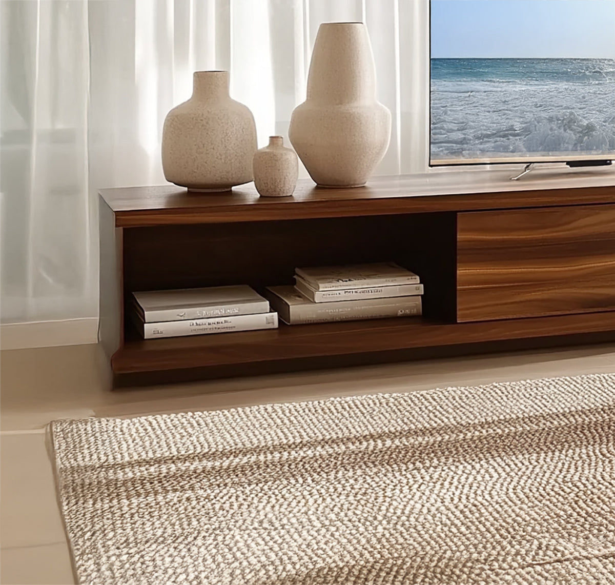 Flaches TV-Lowboard im modernen Massivholzdesign