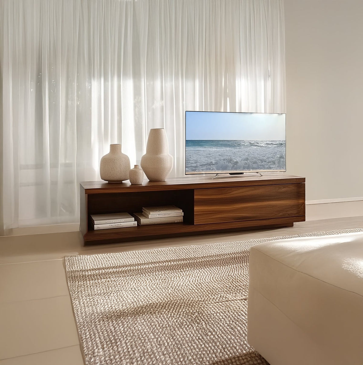 Moderne TV-Konsole aus Massivholz als flacher Medienschrank