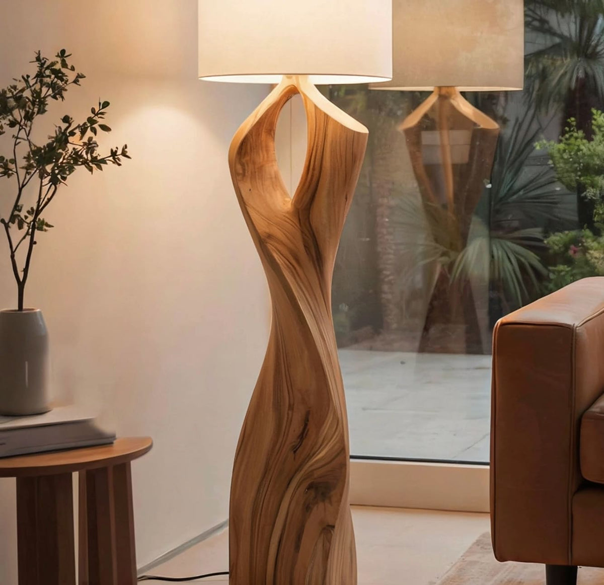Luxuriöse Baumkanten-Stehlampe in einem eleganten Wohnbereich