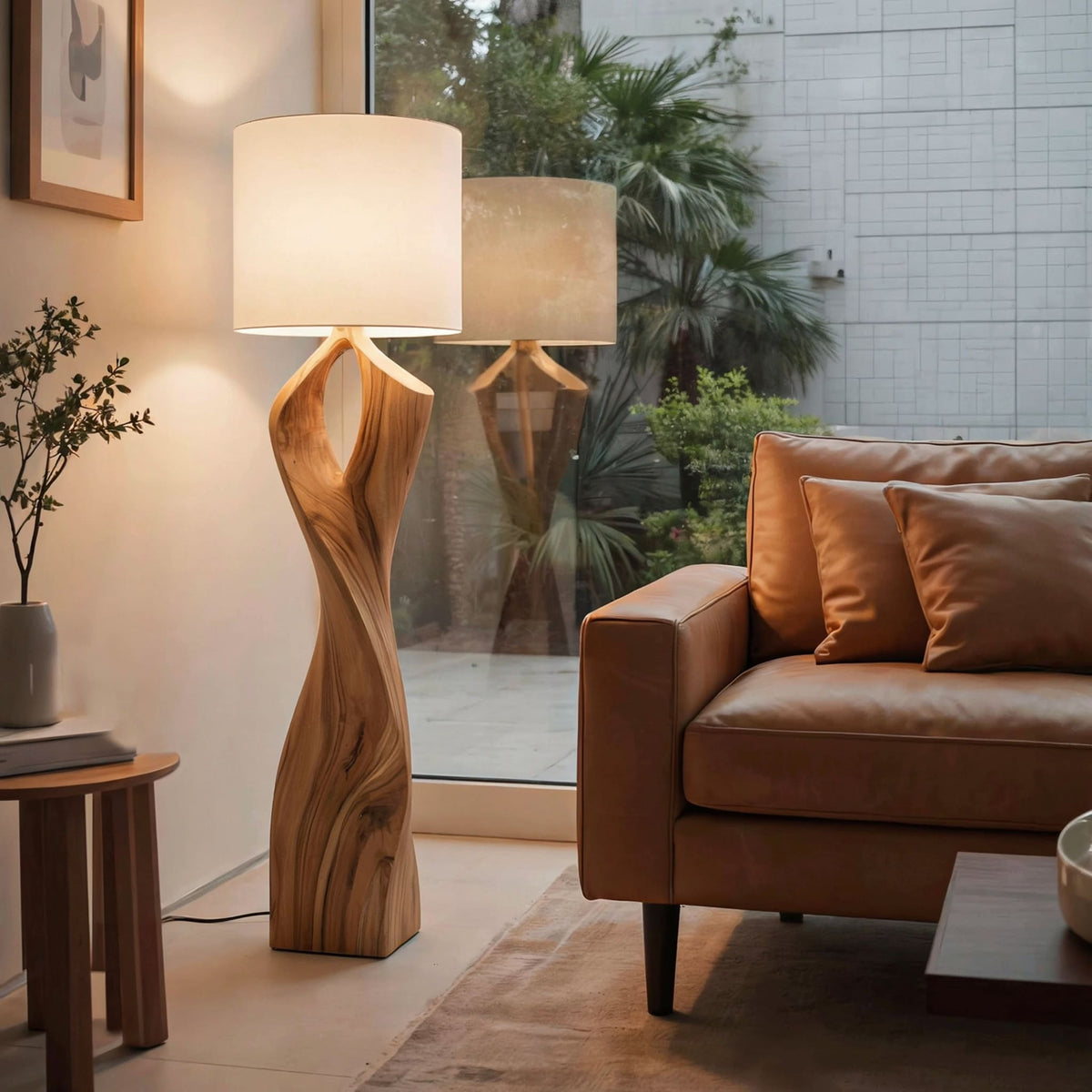Moderne gedrehte Stehlampe aus Massivholz