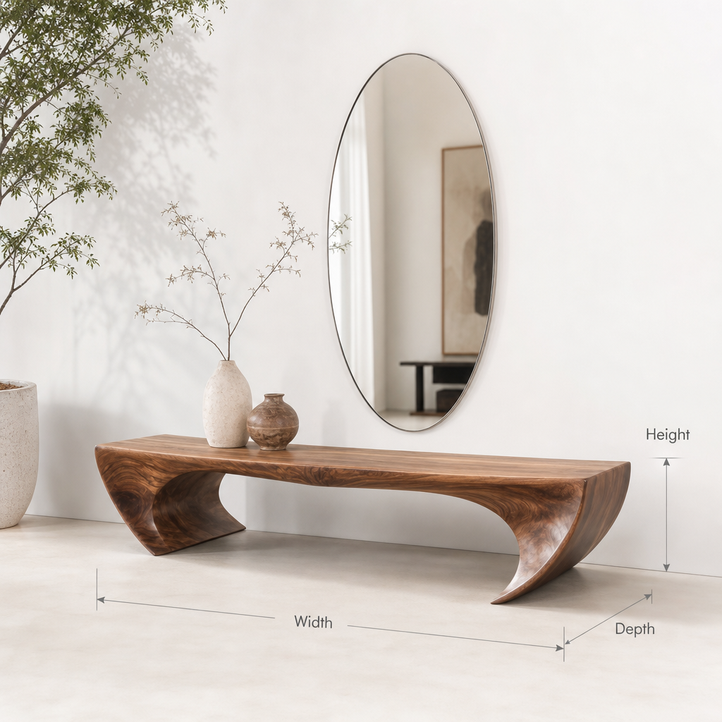 Moderne skulpturale Bank aus Massivholz im organischen Design als minimalistisches Dekor für den Eingangsbereich