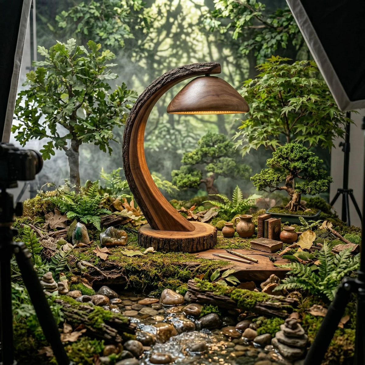 Pilz-Bogenlampe mit geschwungenem Rinden-Holzstiel und glockenförmigem Lamellenschirm in einer waldthematischen Umgebung.