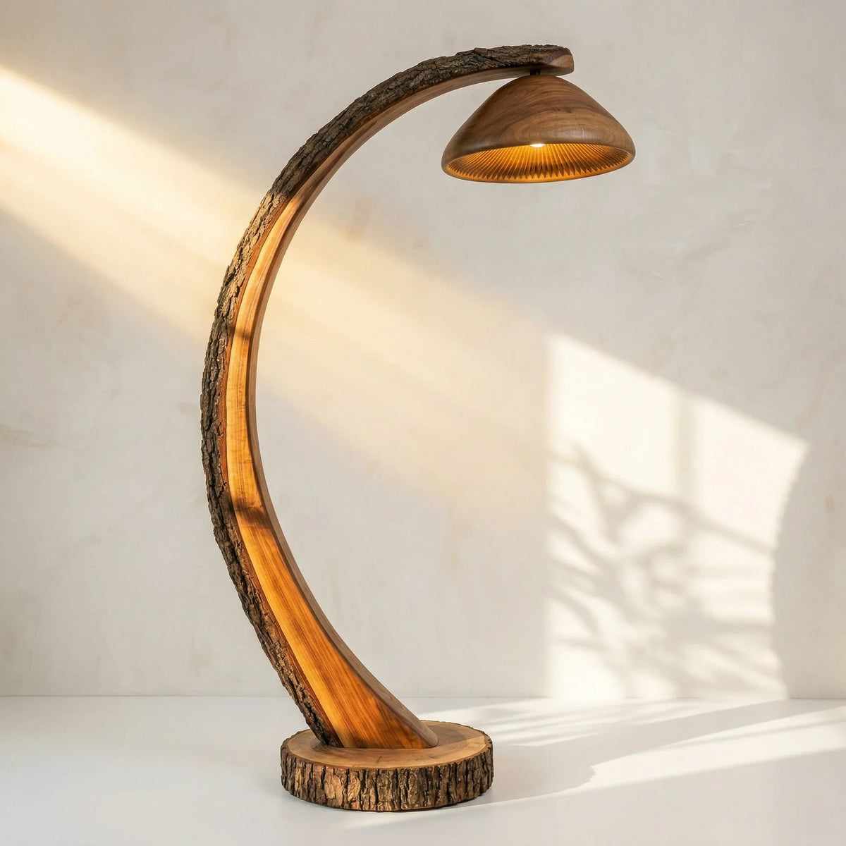 Geschwungene Holz-Stehlampe mit Rindenstamm und pilzförmigem Schirm in natürlicher Oberfläche