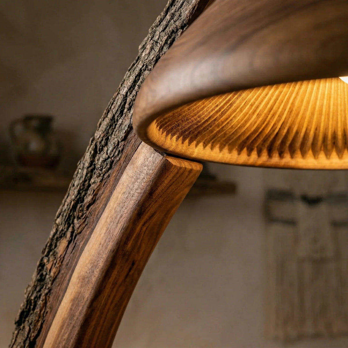 Nahaufnahme einer rustikalen Pilz-Bogenlampe mit Holzstiel mit Rinde und geschnitztem Holzschirm.