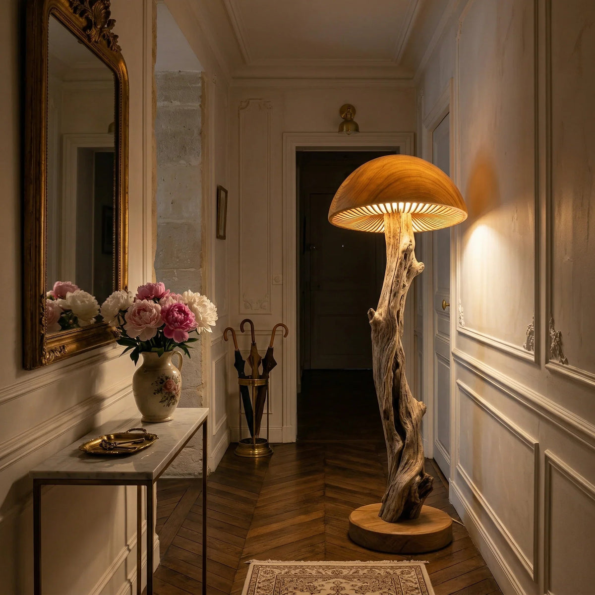 Pilz-Stehlampe mit gebleichtem Treibholzstiel und geschnitztem Holzfuß in einem eleganten Flur
