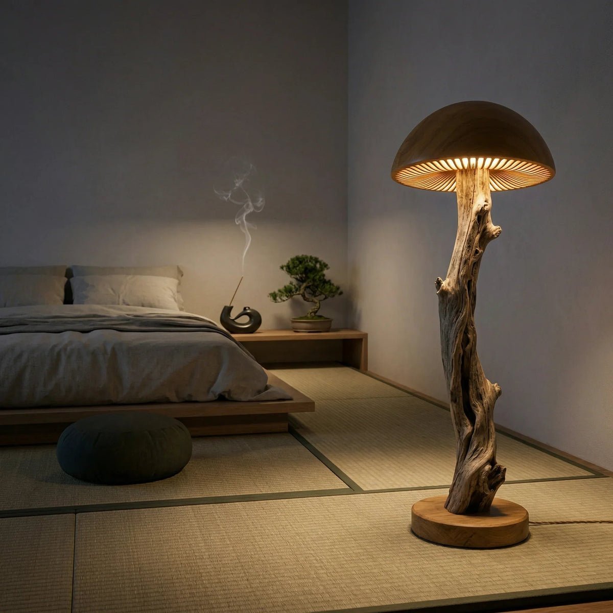 Pilz-Stehlampe mit Treibholzstiel und geschnitztem Holzfuß in einem minimalistischen Schlafzimmer