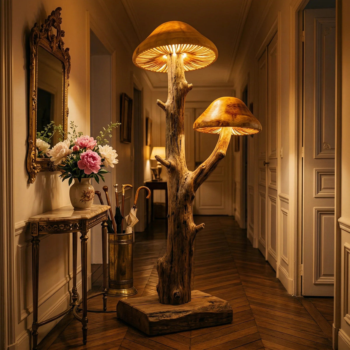 Von Pilzen inspirierte Baum-Stehlampe aus handgeschnitztem Holz mit leuchtenden Hüten neben einem Blumentisch im Flur.