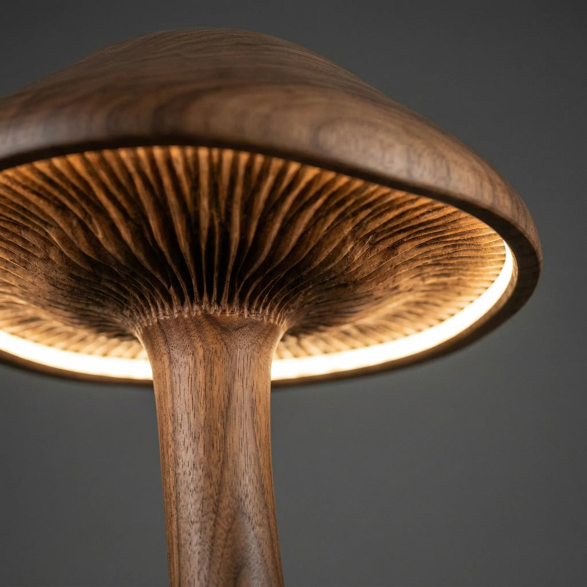 Nahaufnahme einer Pilz-Stehlampe aus Massivholz mit beleuchteten Lamellendetails