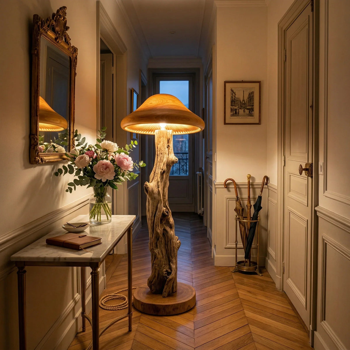 Pilzförmige Stehlampe mit natürlichem Baumstamm und geschnitztem Holzhut in einem eleganten Flur.