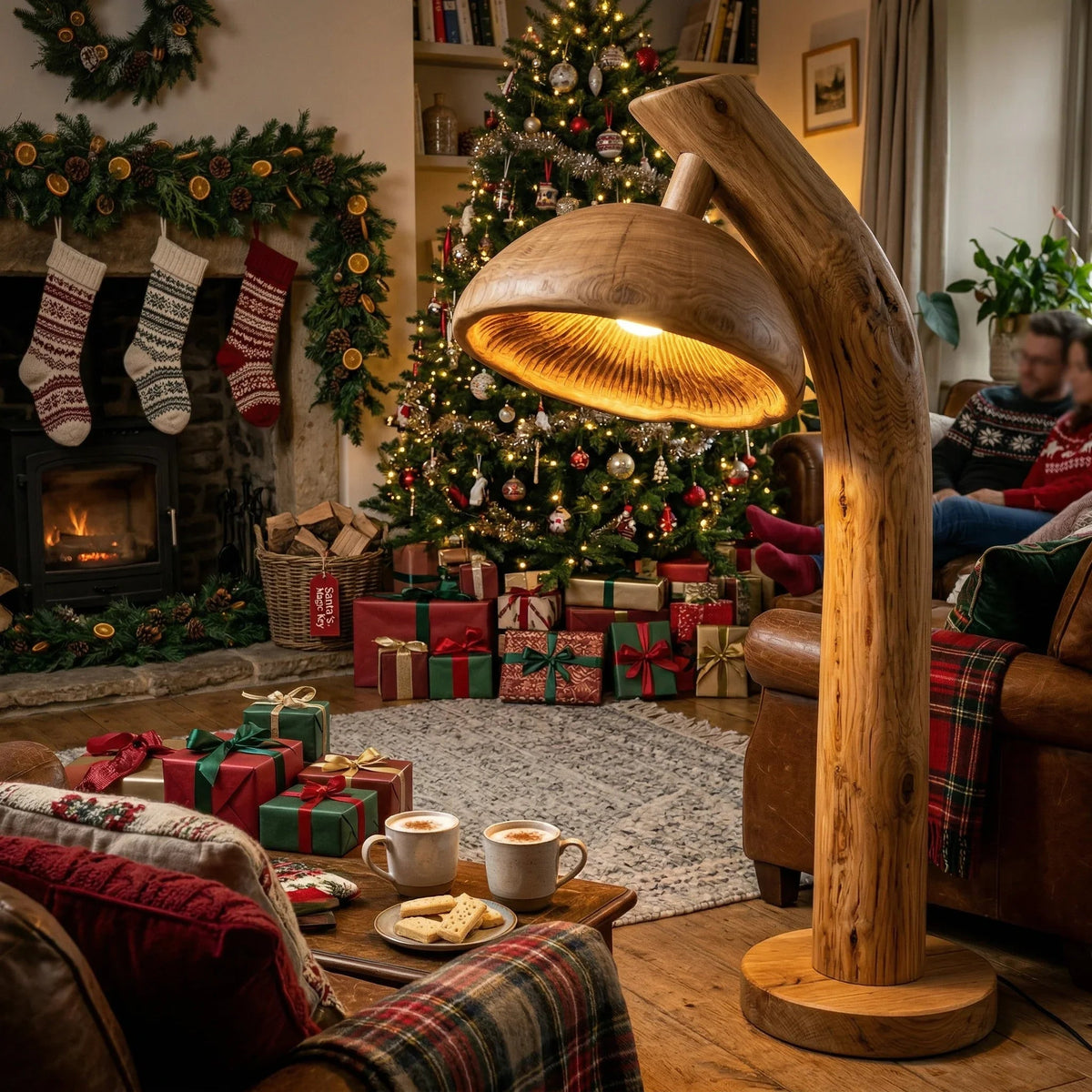 Pilz-Stehlampe aus Naturholz mit skulptiertem Stammstiel und leuchtendem Lamellendetail in einem gemütlichen weihnachtlichen Wohnzimmer