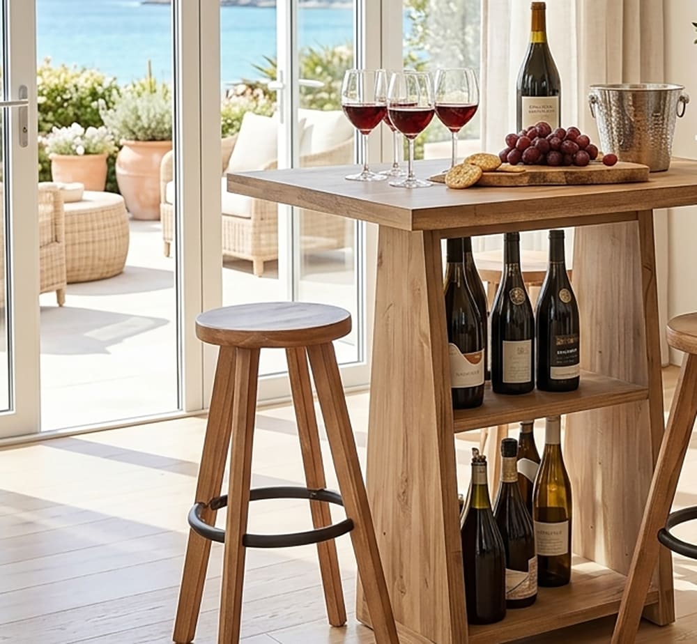 Balkon-Bartisch aus Naturholz, gedeckt mit Weingläsern neben einem sonnigen Fenster mit Meerblick