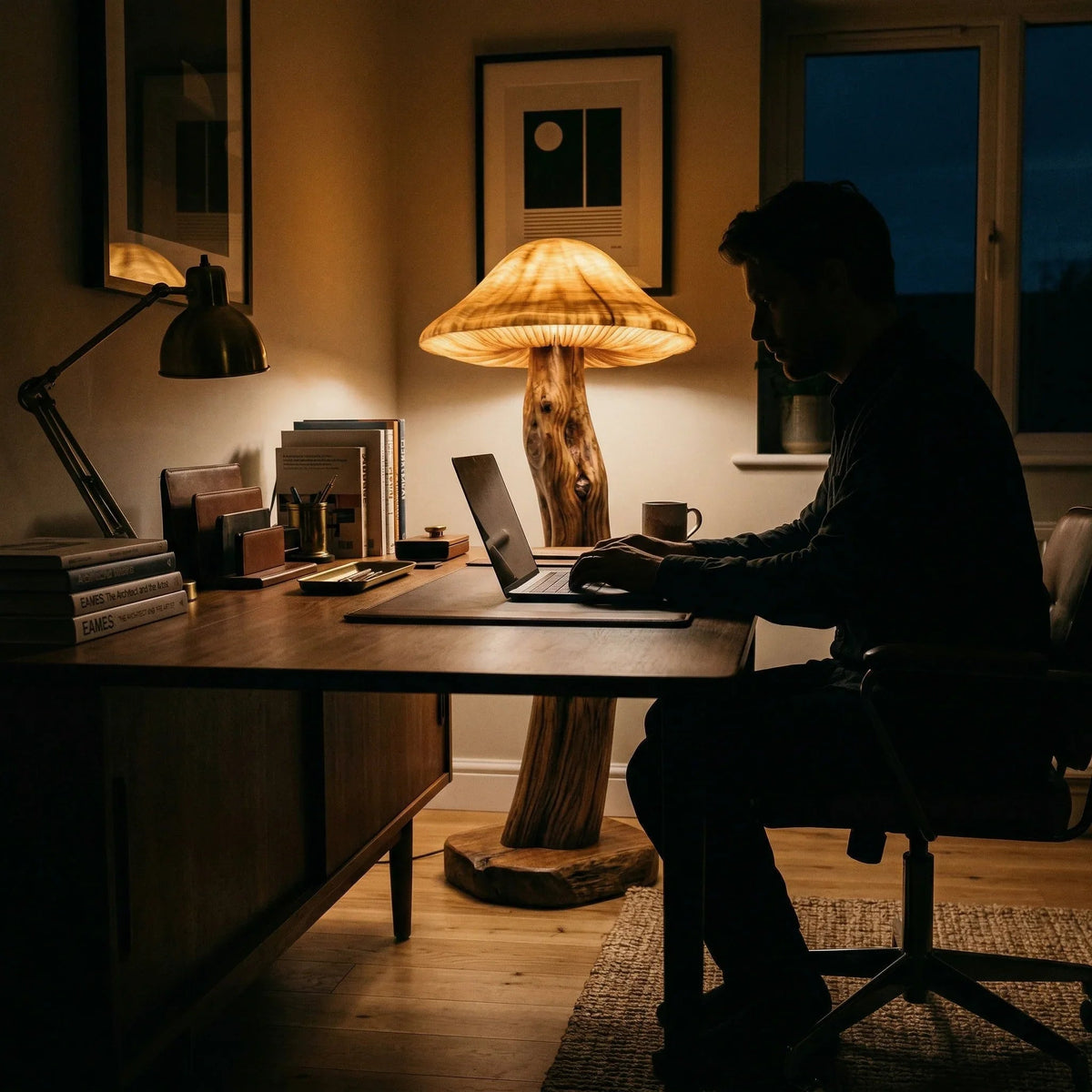 Pilz-Stehlampe mit leuchtendem Lamellenhut, skulptiertem Holzstamm-Stiel und Baumkanten-Fuß in einem gemütlichen Büro.