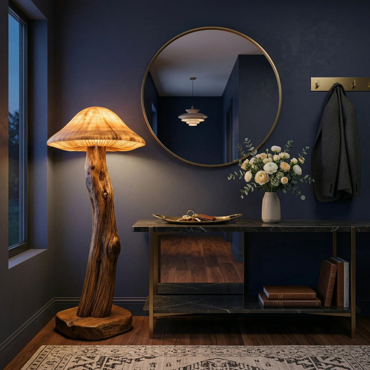 Pilzförmige Stehlampe mit skulptiertem Holzfuß in einem modernen Eingangsbereich