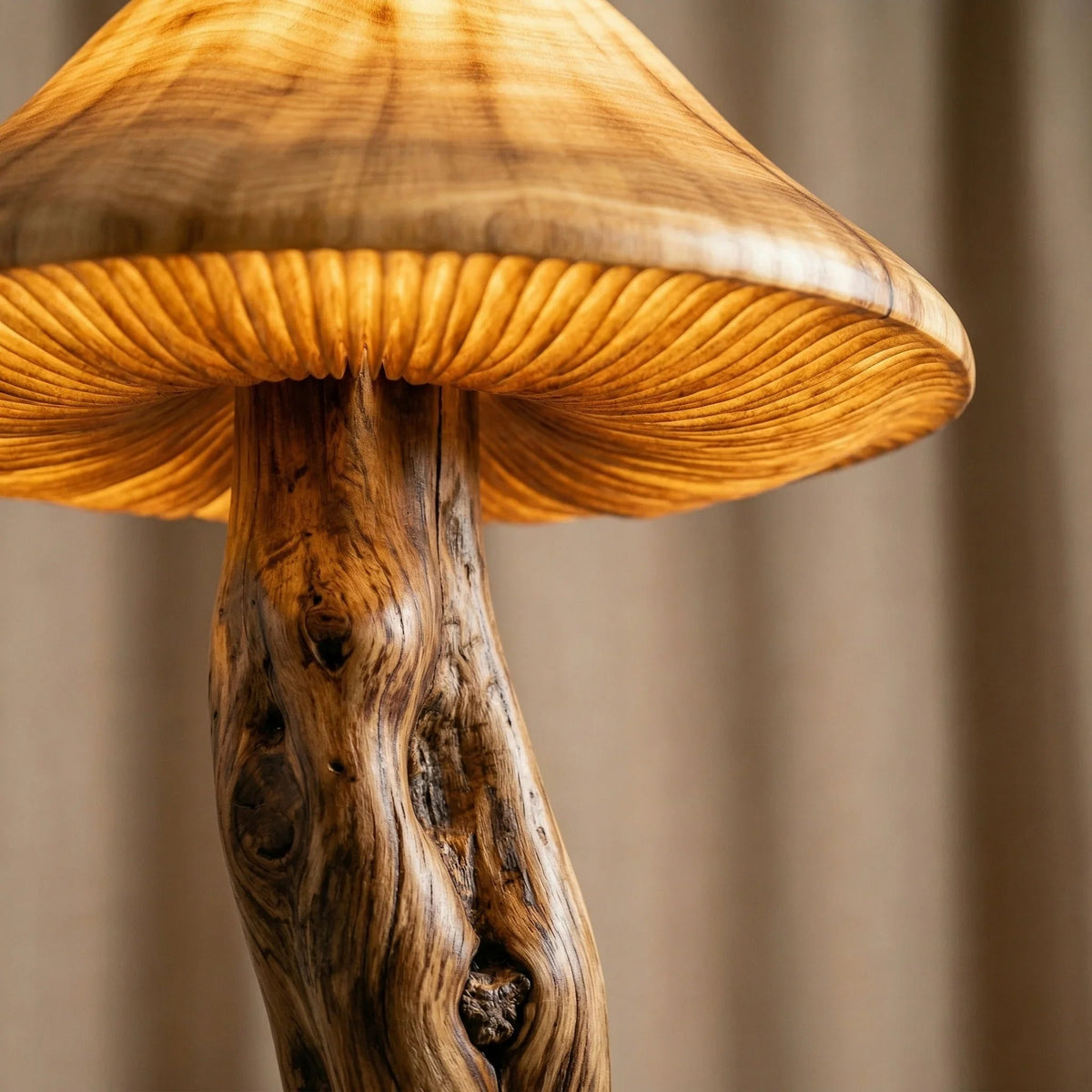 Pilz-Stehlampe mit skulptiertem Holzstiel und leuchtendem transluzentem Hut, Nahaufnahme