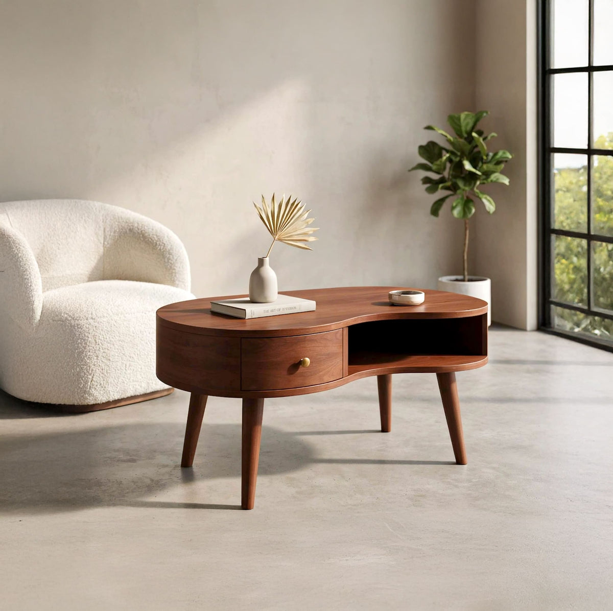 Organischer Couchtisch aus Massivholz mit Schublade, gestylt in einem zeitgenössischen Wohnzimmer