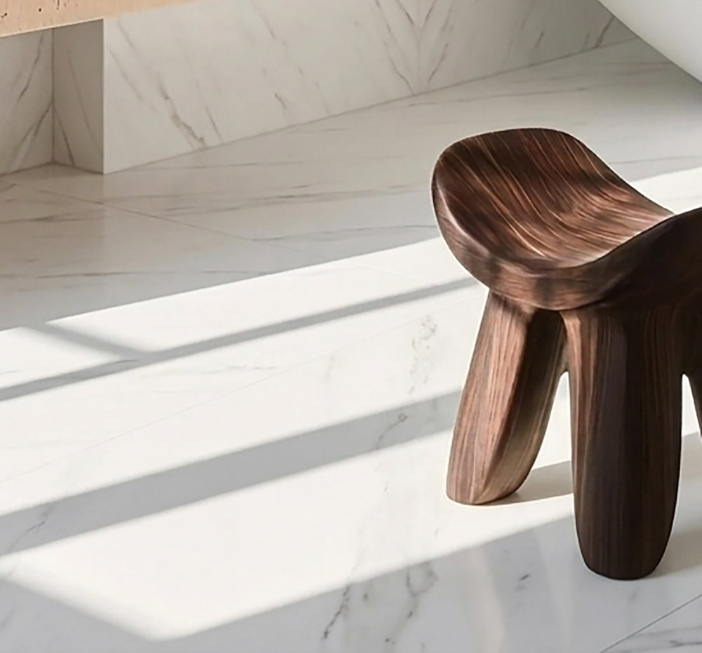 Badezimmerbank aus Massivholz mit skulpturalem geschwungenem Design im Japandi-Stil