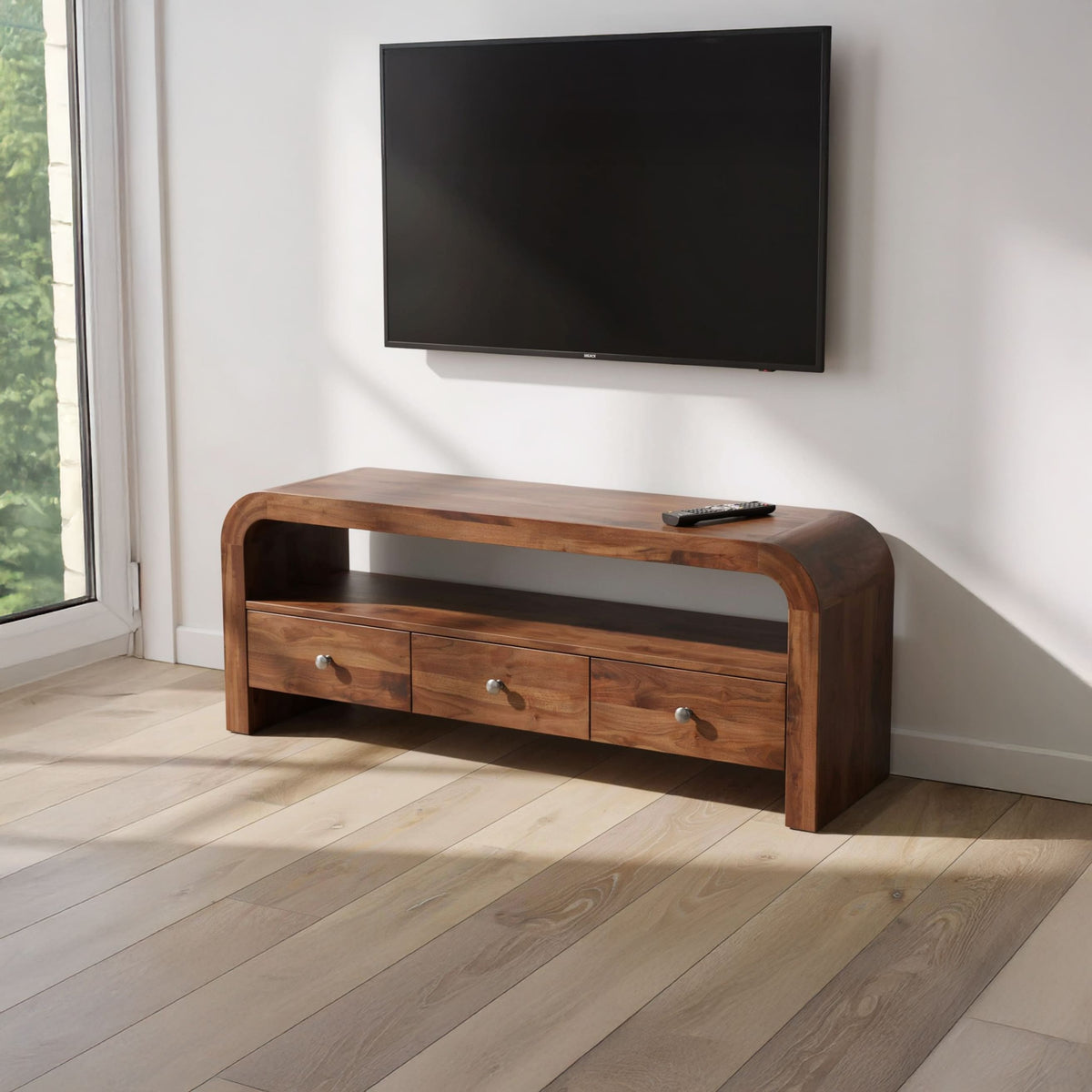 Organisch-modernes TV-Lowboard aus Massivholz mit Schubladen in einem zeitgenössischen Wohnzimmer